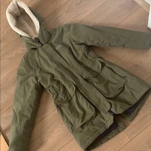 Gorgeous Helly Hansen insulated parka girls 12.. I would say fits more 10-12.